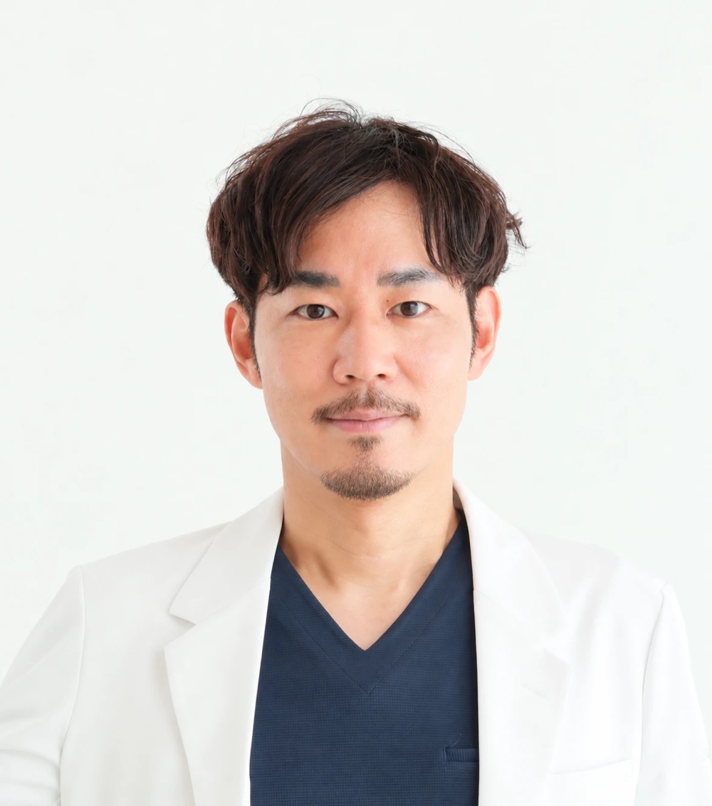 あごヒゲと口ヒゲを残し頬と首をなくしたデザイン脱毛のイメージ：監修医・花房崇明の写真を加工したもの